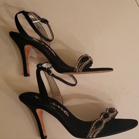 Dressy sandal. - Picture 2 of 4